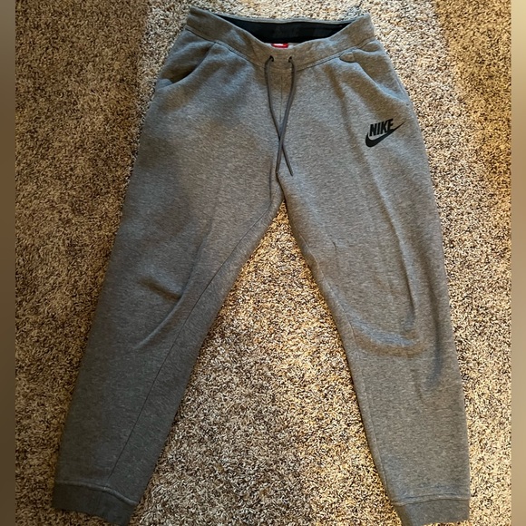 Woman’s Medium sized Gray Nike sweat suit - Picture 2 of 4